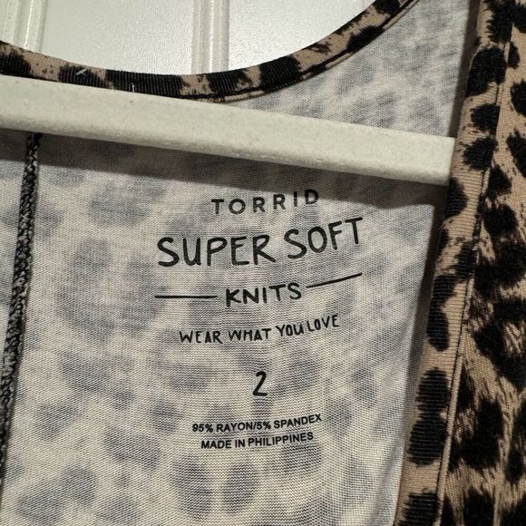 Torrid Super Soft Knits Leopard V Neck Top Plus Size 2X - Picture 3 of 5